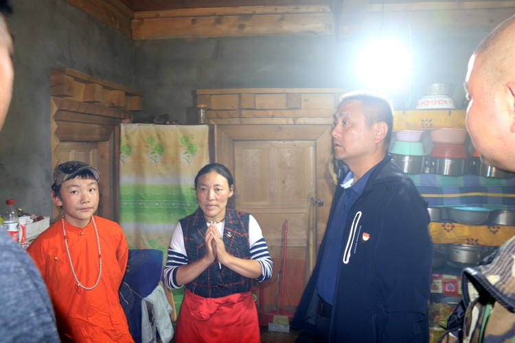 欧阳新慰问结对贫困户.jpg